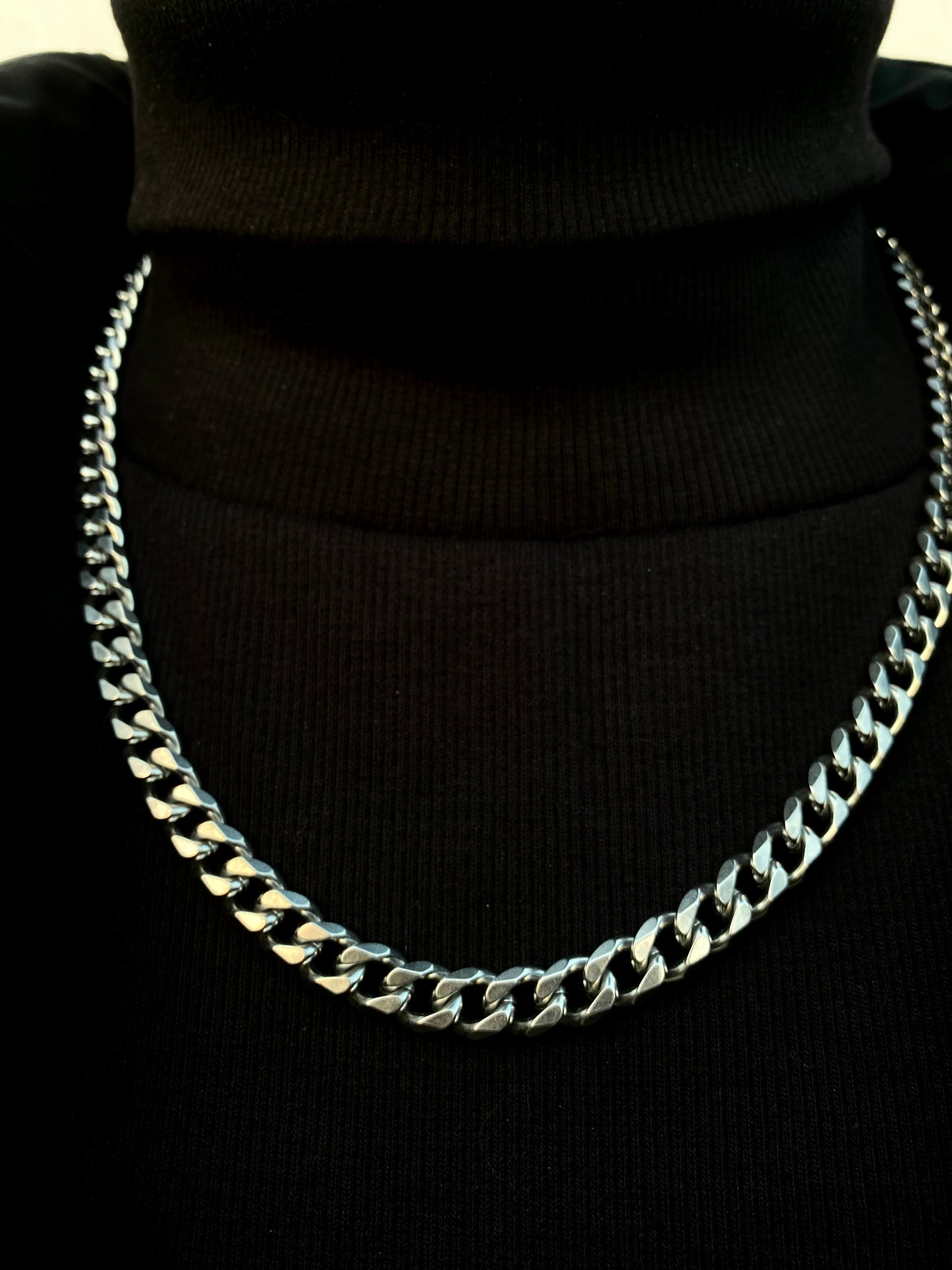 Sharp-Link Stainless Steel Chain.